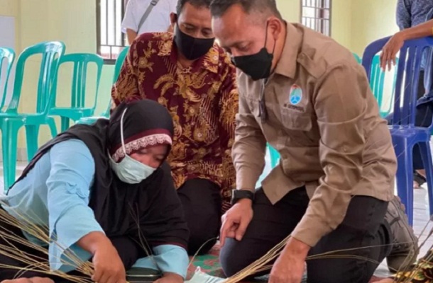 CEO PTPN V Jatmiko K Santosa mencoba menganyam lidi pelepah kelapa sawit menjadi perkakas dapur di salah satu kelompok usaha masyarakat