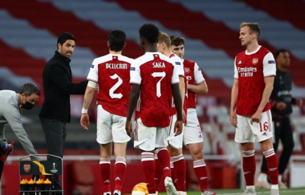 Manajer Arsenal Mikel Arteta memberi arahan kepada para pemainnya saat menghadapi Villarreal dalam leg kedua semifinal Liga Europa di Stadion Emirates