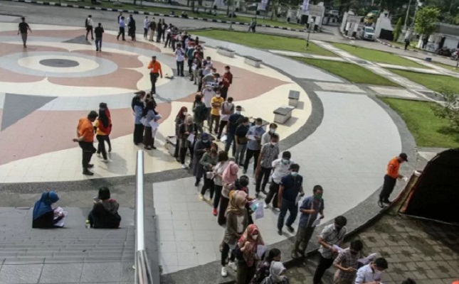 Sejumlah warga antre untuk mengikuti vaksinasi massal COVID-19 di Pekanbaru, Riau,