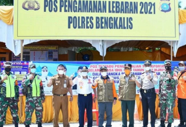 Wakil Bupati Bengkalis Bagus Santoso melakukan pengecekan terhadap posko cek poin