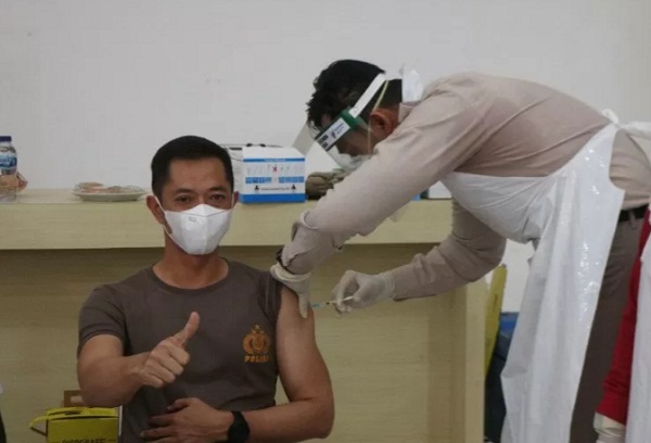 Kapolres Inhil, AKBP Dian Setyawan saat divaksin