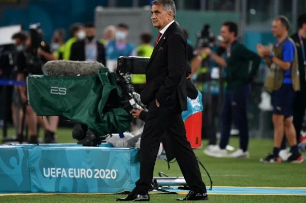Pelatih kepala Turki Senol Gunes berjalan di pinggir lapangan pada akhir pertandingan Grup A EURO 2020 antara Turki dan Italia di Stadion Olimpiade, Roma