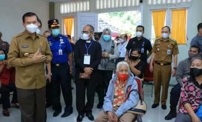 Wako Pekanbaru Firdaus tinjau vaksinasi lansia setempat.