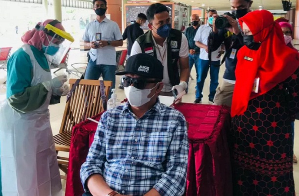 Bandara Sultan Syarif Kasim II Pekanbaru tiap hari melakukan pemeriksaan Rapid Antigen langsung bagi pendatang guna memutus mata rantai COVID-19