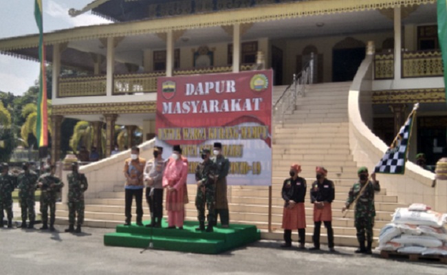 Kapolda Bersama Dandrem 031WB Dampingi Gubernur Riau Lepas Pemberangkatan Tim Penyaluran Makanan Bagi Masyarakat Terdampak Covid-19