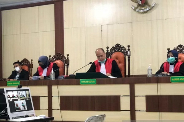 Majlis Hakim bertanya Ketua KUD Sialang Makmur dan Bendahara usai dibacakan vonisnya