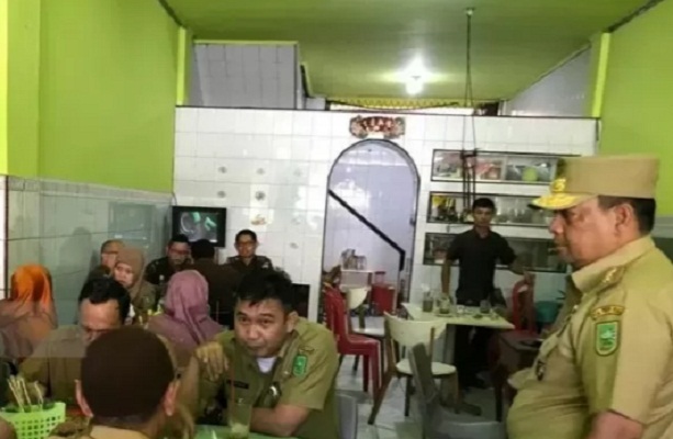 Sejumlah ASN saat nongkrong di warkop di Pekanbaru, Ibu Kota Provinsi Riau, beberapa waktu lalu.