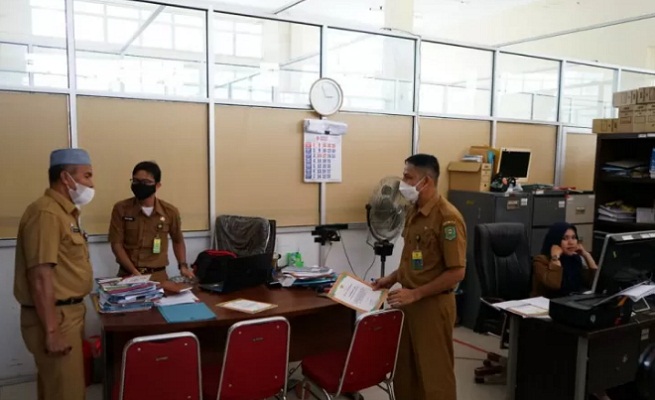 Asisten III Jamaluddin ketika monitoring PPKM di kantor-kantor OPD di Siak
