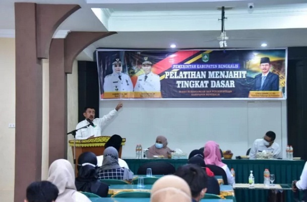 Bupati Bengkalis diwakili Asisten Administrasi Umum Sekretariat Daerah H. Tengku Zainuddin membuka pelatihan menjahit tingkat dasar bagi Pelaku Usaha Industri Keci