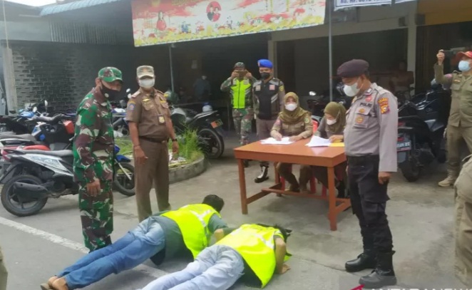 Pelanggar prokes COVID-19 di Selatpanjang, Kabupaten Kepulauan Meranti disanksi push up oleh Tim Yustisi