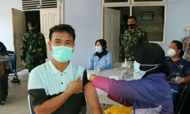 Salah warga di vaksin pada kegiatan serbuan vaksin II yang digelar di RSAU dr Sukiman Lanud Roesmen Nurjadin Pekanbaru