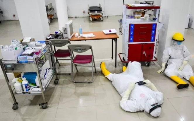 Arsip foto - Sejumlah perawat beristirahat dengan mengenakan alat pelindung diri di Instalasi Gawat Darurat khusus penanganan COVID-19 di RSUD Arifin Achmad, Kota Pekanbaru